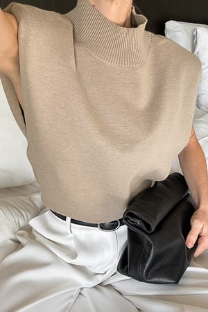 Beige Top de punto de cuello alto con hombreras