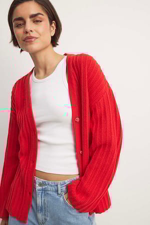 Stickad kofta med v-ringning