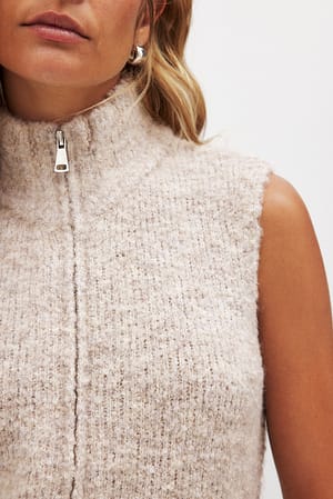 Stickad väst med dragkedja