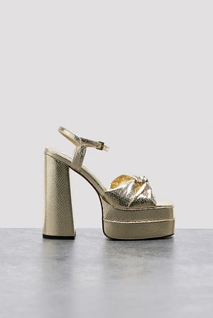 Knotted Plateau Heels