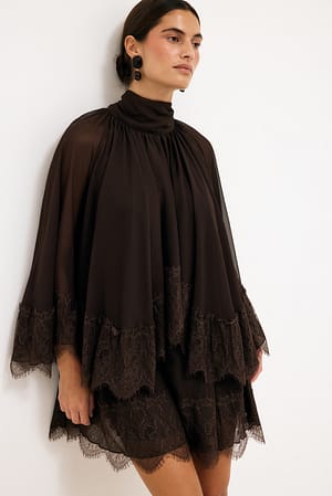 Brown Vestido corto con capa de encaje