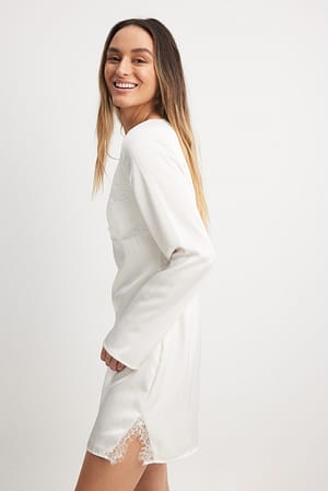 Asymmetrisk minikjole med blondedetalje