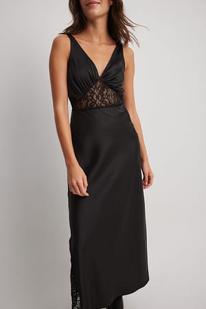 Kleid mit Spitzendetails