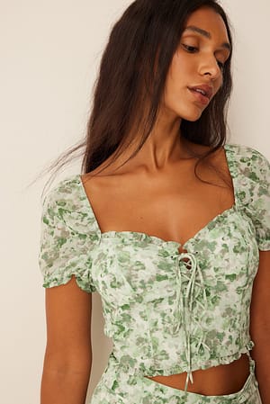 Kort top af genanvendt materiale med blondedetalje