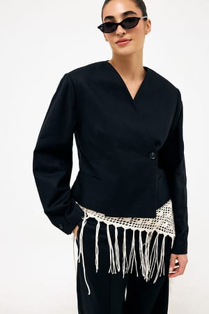 Black kurzer taillierter Blazer aus Leinenmischung