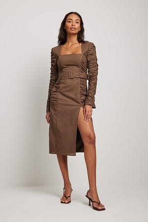 Midikjole i hør med rynker