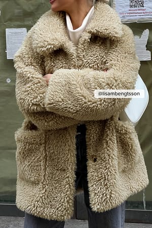 Teddyjacke mit Taschendetail