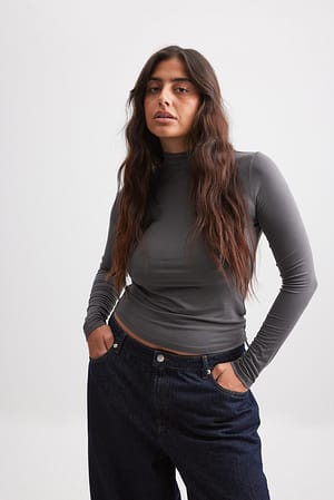 Top med lange ærmer og rullekrave