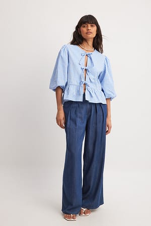 Løstsiddende jeans med plisseret detalje og mellemhøj talje