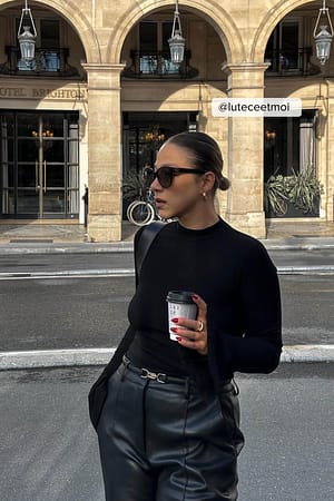 Topp med trompetermer og høy hals