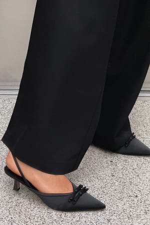 Escarpins à talon haut et découpe avec nœud