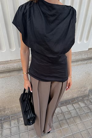 Black drapiertes Top aus Ramie-Mix