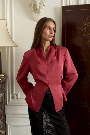 Dark Plum Bluse mit tiefem, markantem Ausschnitt