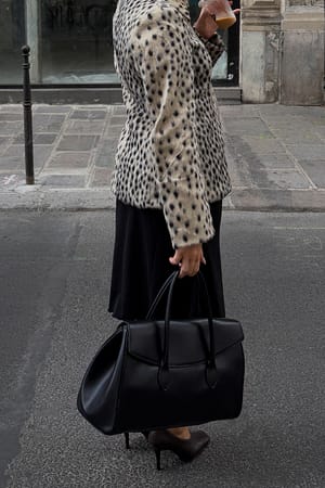 Black Tote de piel solapada