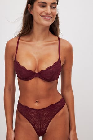 String en dentelle à taille mi-haute