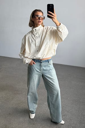 Sand Vendbar denim med lige pasform og mellemhøj talje