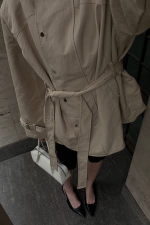Beige Gabardina corta con hombreras grandes