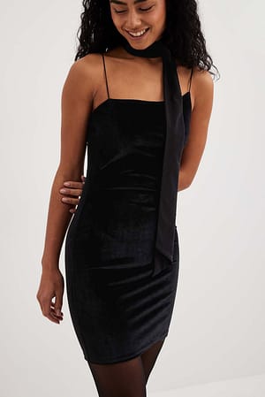 Black Minikleid aus Samt mit asymmetrischen Trägern