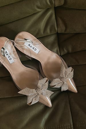 Pumps med gjennomsiktige sløyfedetaljer