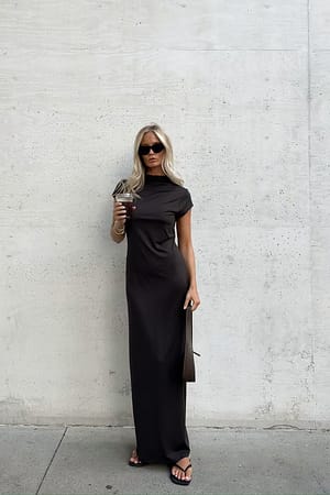 Robe longue à col montant