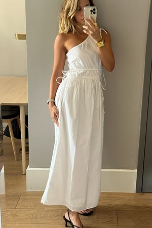 White One-shoulder jurk met strikdetail