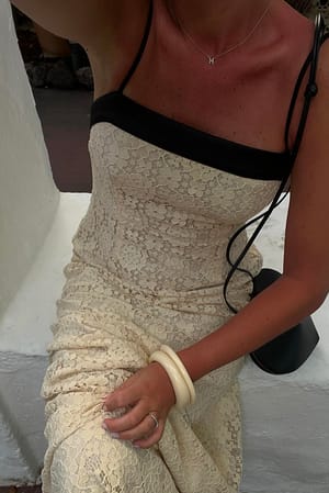 Maxivestido con detalle de cinta de encaje