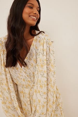 Omslagskjole med struktur og ballongermer