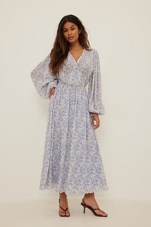 Slå-om-kjole med ballonærmer og struktur