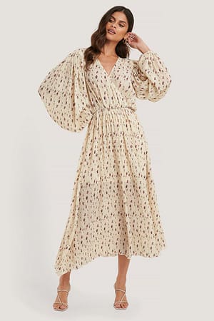 Slå-om-kjole med ballonærmer og struktur