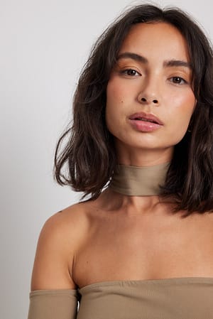 Taupe Top uden skulder med choker-detalje