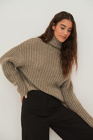 Kurzer hochgeschnittener Strickpullover