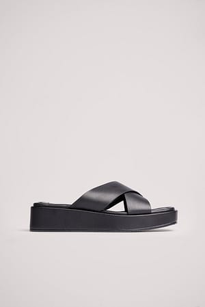 Tofflor med kryssat band