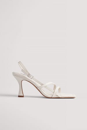 Sandalen mit Absatz und überkreuzten Riemen