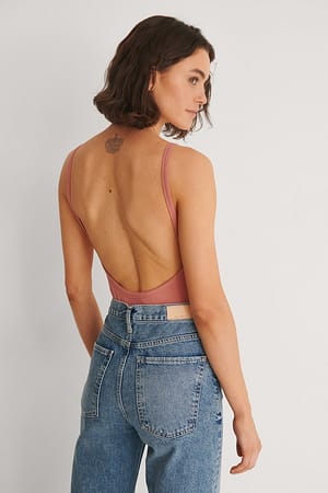 Gerippter Body mit tiefem Rückenausschnitt