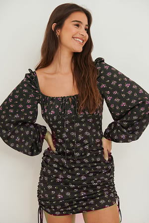 Robe en satin avec cordon de serrage sur les côtés