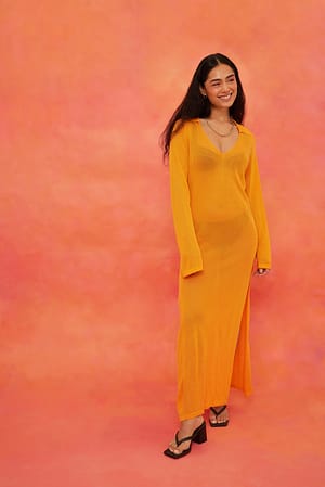 Feingestricktes Maxikleid mit Kragen