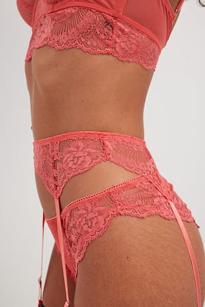 Soft Red Strumphållare med spets och lösa detaljer