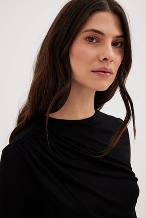 Top med drapering foran