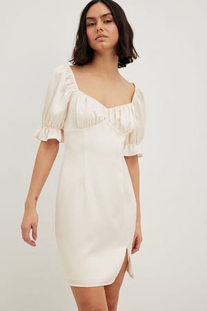 Miniklänning med slits och rynkat bröst