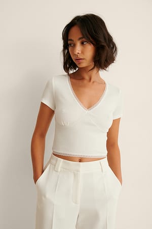 Offwhite Resirkulert topp med korte ermer og blondedetaljer