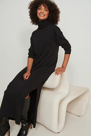 Langes, hochgeschlossenes Strickkleid mit Schlitz