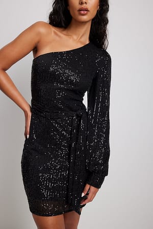 Robe courte asymétrique à sequins