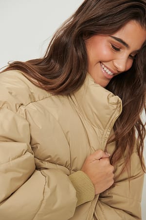 Beige Gerecyclede gevoerde midi-jas met trekkoord