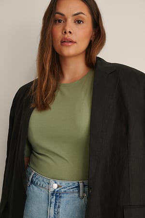 Ribtop med rund hals i genanvendt materiale