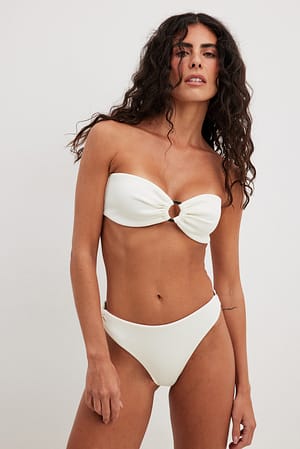 Bikinislip met ringdetail