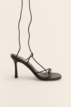 Absatzschuhe mit Riemchen und runder Spitze