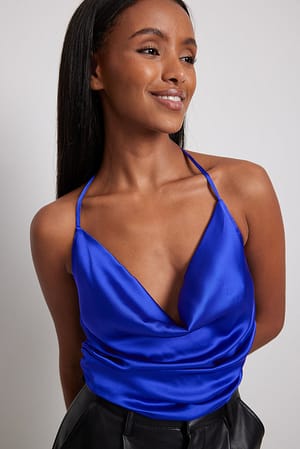 Top i satin med rynket front og v-hals