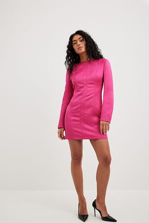 Robe courte en tissu satiné à coutures apparentes