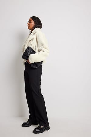 Chaqueta corta teddy con cremallera reciclada