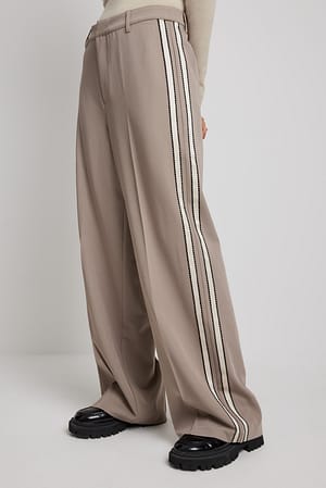 Habitbukser med bånd i siden